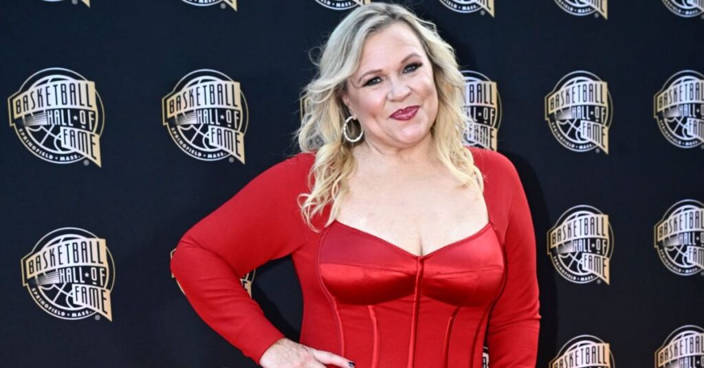What is Holly Rowe’s net worth and salary?